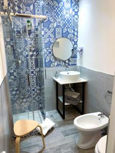 巴勒莫B&B Civico 20的一间带水槽、卫生间和镜子的浴室