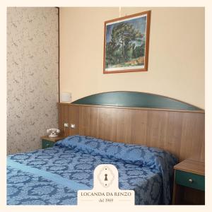 特雷维索罗坎达大伦佐酒店的酒店客房,配有一张带标志的床