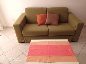 萨尔雷Sal Rei apartaments, Boa Vista, free WI-FI的客厅里配有一张带两个枕头的沙发