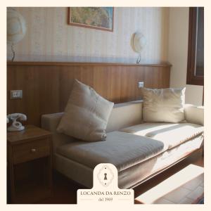 特雷维索罗坎达大伦佐酒店的客房内的沙发上配有枕头