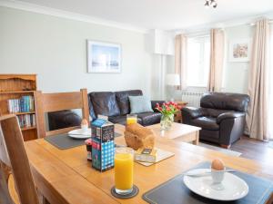 圣彼得港Ellingham Self-Catering Cottages的客厅配有桌子和沙发