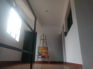 伊鲁亚EL HOSTELITO的一间设有梯子的房间,墙上挂着一幅画