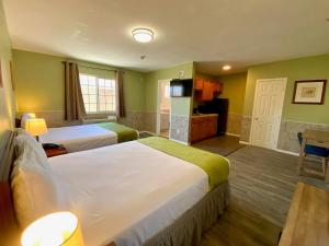 沙漠温泉欧罗巴套房酒店的酒店客房带两张床和厨房
