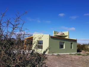 玛德琳港Coralillos的田野中间的绿色小建筑