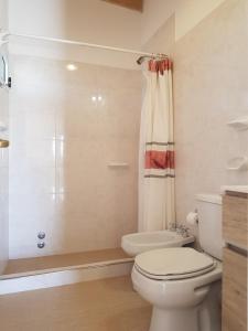 玛德琳港Coralillos的白色的浴室设有卫生间和淋浴。