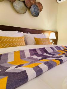 雷米希Hôtel Casa 49的床上有五颜六色的毯子