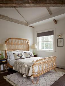 布里斯托Artist Residence Bristol的一间卧室设有一张大床和一个窗户。
