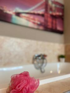 巴克乌Garsoniera Riviera的浴缸前的粉红色花