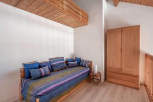 阿尔宗VUE MER Vacances en famille a cinq a Arzon的一间卧室配有一张带蓝色枕头的床