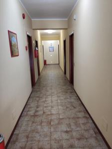圣乔瓦尼镇Hotel Il Dollaro的医院走廊,有长长的走廊