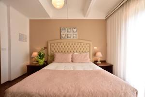 圣巴特罗摩艾美尔Hotel Bergamo Mare Mhotelsgroup的一间卧室设有一张大床和一个窗户。