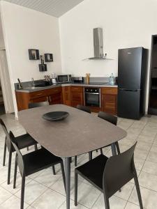 库鲁SPACIEUX T5的厨房配有桌椅和冰箱。