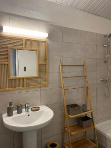 库鲁SPACIEUX T5的一间带水槽和镜子的浴室