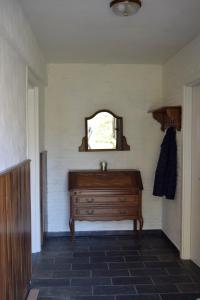 马塞克Vakantiewoning Wurfeldermolen的一间带木制水槽和镜子的浴室