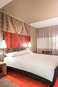 波尔多波尔多市中心圣让车站宜必思酒店的卧室配有一张白色大床