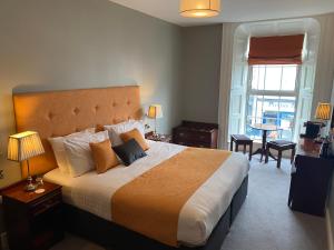 巴利纳The Loft的酒店客房设有一张大床和一张书桌。