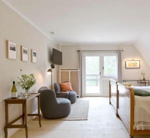 欣特察尔滕Haus Nagel的客厅配有床和椅子