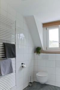 欣特察尔滕Haus Nagel的白色的浴室设有卫生间和窗户。