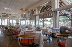 滨海阿热莱斯Résidence du Lido的用餐室设有桌椅和窗户。