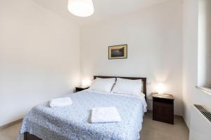 梵蒂冈角Villa Alice的一间卧室配有一张带蓝色毯子的大床