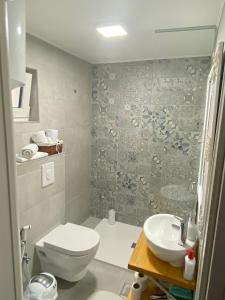 维索科Ravne Rest House的一间带卫生间和水槽的浴室