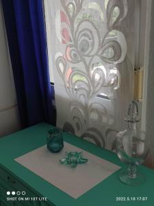 卡利塞亚-豪客迪克斯KALLITHEA Nastro Azzurro的一张桌子,上面有玻璃花瓶和花