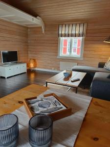 斯塔姆松Fishermans cabin in Lofoten, Stamsund的客厅配有沙发和桌子