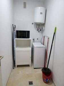 圣克鲁斯-德特内里费Apartamento céntrico en Candelaria, con piscina.的一间带微波炉和冰箱的小厨房