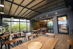 特拉布宗Marina Green Suite & Residence的餐厅设有桌椅和窗户。