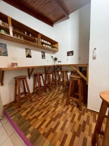 伊瓜苏港Alojamientos Iguazú的一间酒吧,在房间内配有木凳