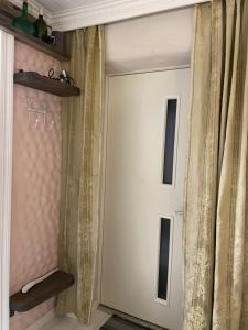 派德Renthouse Guest Apartment ALICE的带有窗帘的房间的白色门