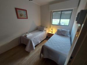 圣达菲Castellanos Departamento Temporario的一间卧室设有两张床和窗户。