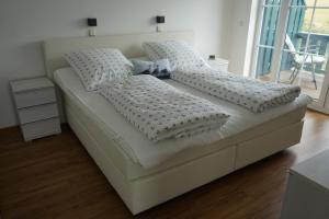 特伦特Nordlicht II的客房内的白色床和枕头