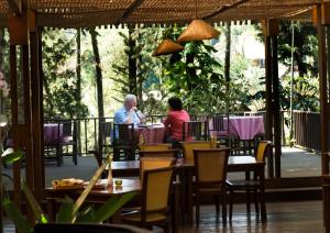 加鲁特甘榜萨姆皮乌度假村和Spa酒店的两人坐在餐厅桌子旁