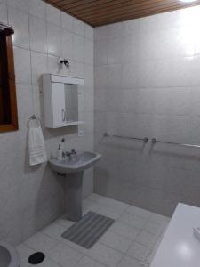 Apartamento em Campos do Jordão próximo ao Capivari的一间浴室