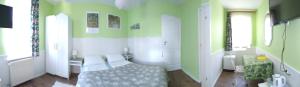 韦巴Noclegi - Przy Porcie的卧室拥有绿色和白色的墙壁,配有一张床