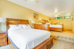 普林斯维尔Hale Moi #103B的卧室配有一张白色大床和两张床