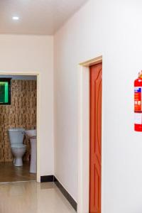 恩多拉BlueGreens Accommodation的一间卫生间和一扇门的浴室