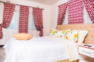 恩多拉BlueGreens Accommodation的卧室配有白色床和红色及白色窗帘