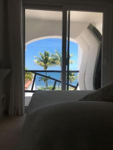 莫雷洛斯港Charming Sea Side Ocean Front Condo的卧室设有窗户,享有海景。