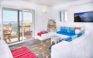 卡利斯托斯Aspra Chomata Villas的客厅配有沙发和桌子