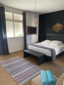 拉萨尔勒班Villa Prana的一间卧室配有一张特大号床和一张地毯。