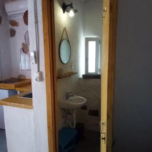 Péran TriovasálosVenduri House的一间带水槽和镜子的浴室