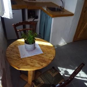 Péran TriovasálosVenduri House的木桌,上面有盆栽植物