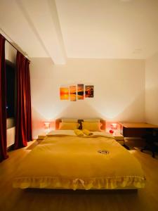 乌兰巴托Gobi-Girl的一间卧室配有一张黄色的大床和一张书桌