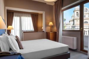 罗马BeYou Hotel Ponte Milvio的酒店客房设有一张床和一个大窗户