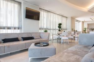 贝拉里亚-伊贾马里纳萨维尼酒店的客厅配有沙发和桌子