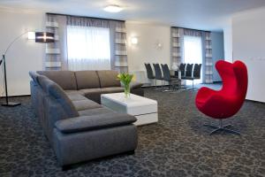 比尔森Parkhotel Plzen Congress Center的带沙发和红色椅子的客厅
