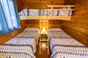 坎布里尔斯拉略萨营地的小屋内带两张双层床的客房