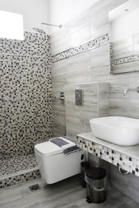 劳德哈塔玛利亚公寓酒店的白色的浴室设有水槽和卫生间。